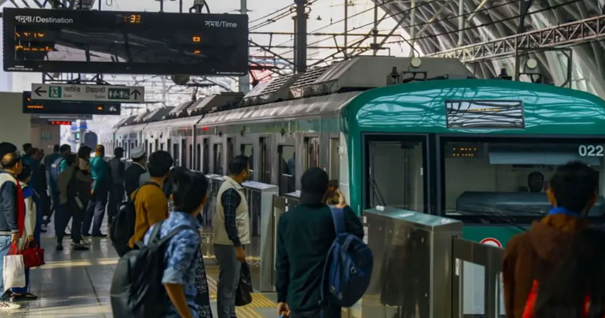 বৈদ্যুতিক লাইনে গ্যাস বেলুন আটকে বন্ধ মেট্রো চলাচল