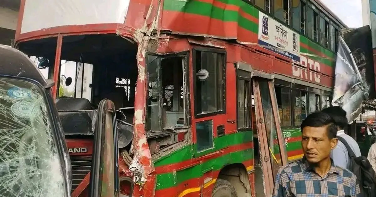 দুর্ঘটনায় দুমড়েমুচড়ে গেল ঢাবির বাস, আহত ৮