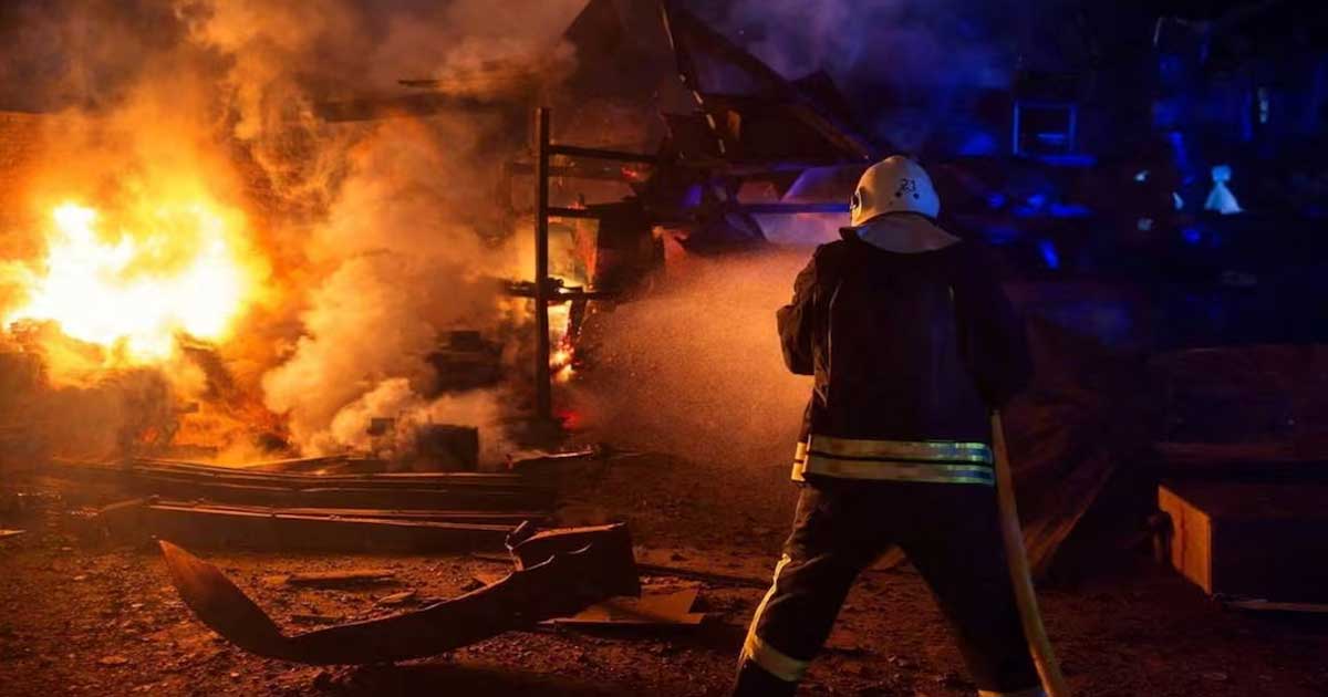 রাতভর ইউক্রেনে রাশিয়ার ৩০০-এর বেশি ড্রোন ও ক্ষেপণাস্ত্র হামলা