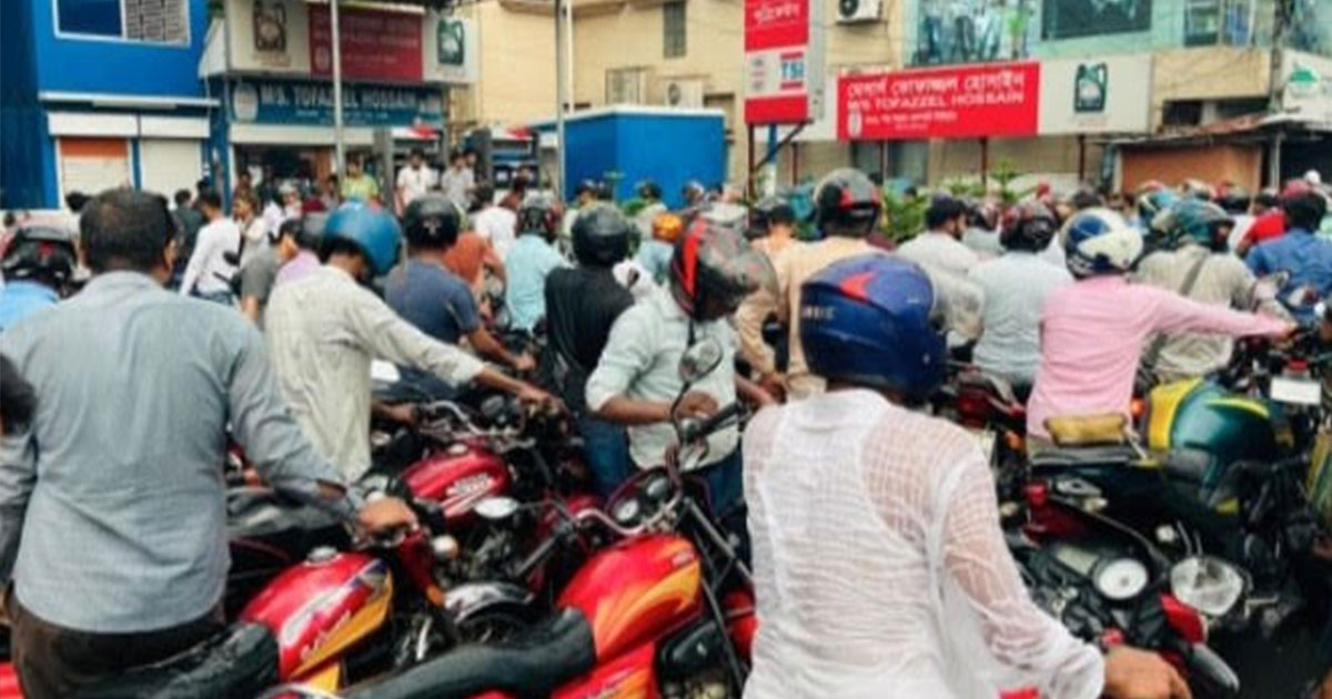 যশোরে স্মরণকালের জ্বালানি সংকট, বৃষ্টিতে ভিজে তেলের অপেক্ষা