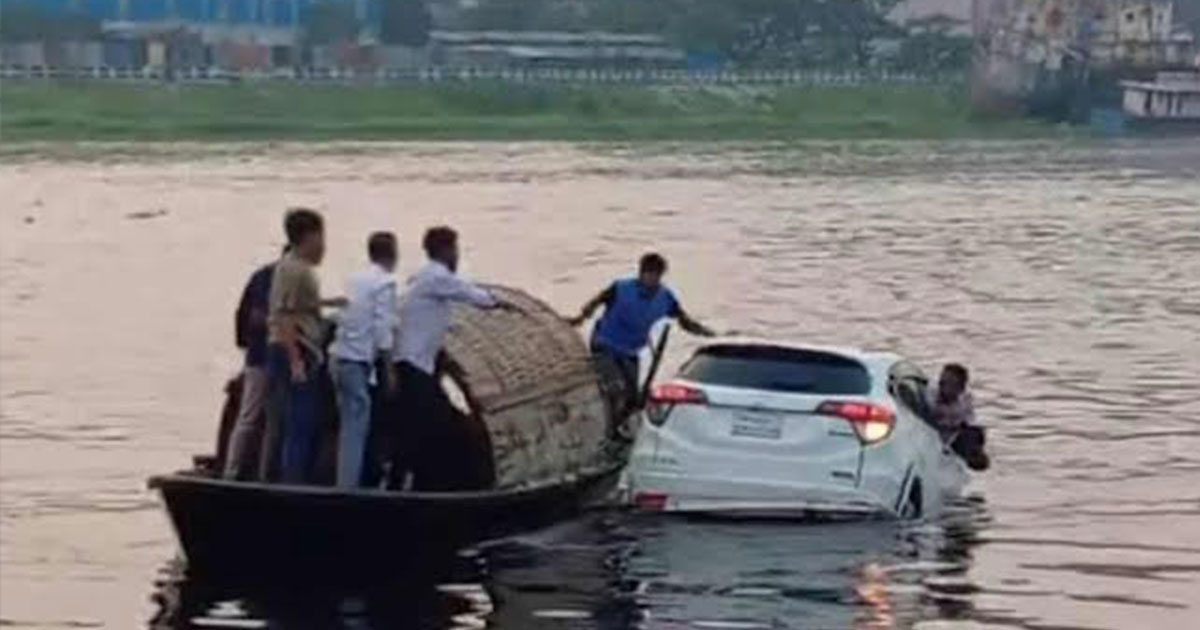 ফেরিতে উঠতে গিয়ে শীতলক্ষ্যায় ডুবলো প্রাইভেট কার, চালক জীবিত উদ্ধার