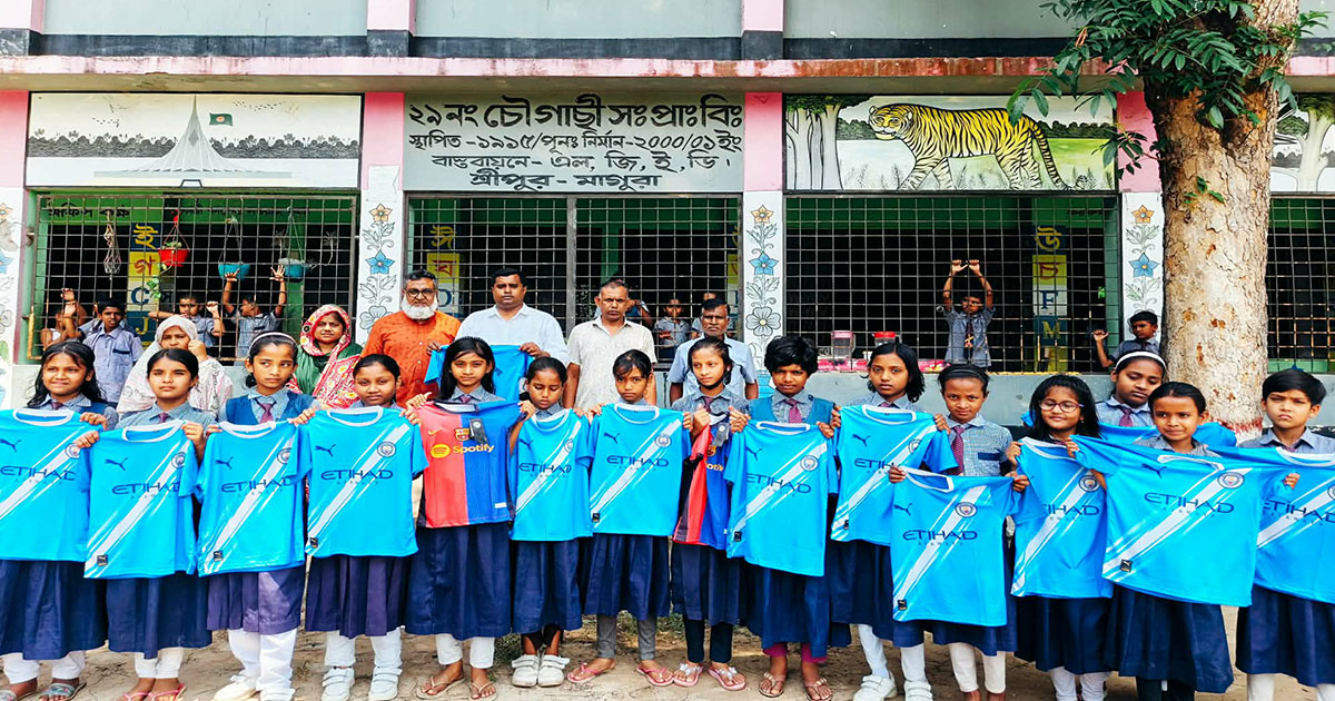 শ্রীপুরে ক্ষুদে খেলোয়াড়ের মাঝে জার্সি ও প্যান্ট বিতরণ