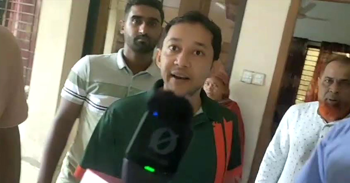 নওগাঁয় রাস্তা সংস্কারে অনিয়মের তথ্য সংগ্রহ করতে গিয়ে হেনস্তার শিকার সাংবাদিক