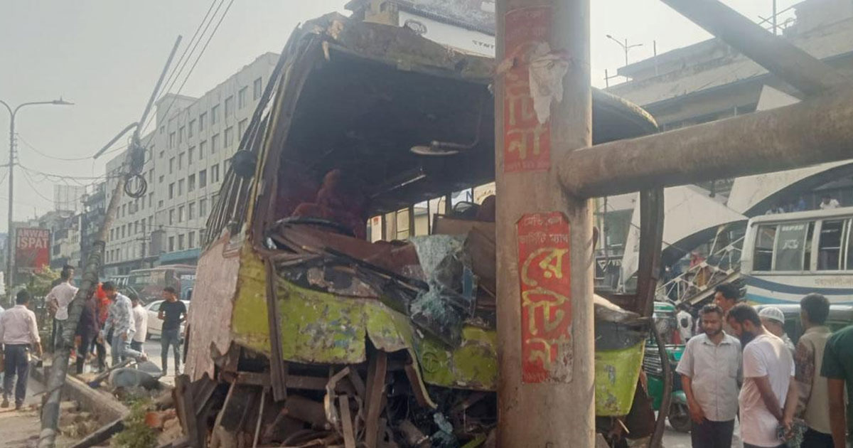 রাজধানীতে তৃতীয় লিঙ্গের উৎপাতে নিয়ন্ত্রণ হারিয়ে বাস দুর্ঘটনা, নিহত দুই