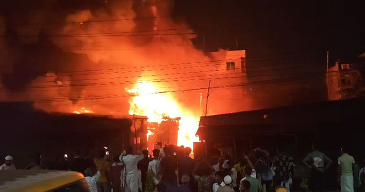 ফতুল্লায় আগুনে ২০ দোকান পুড়ল