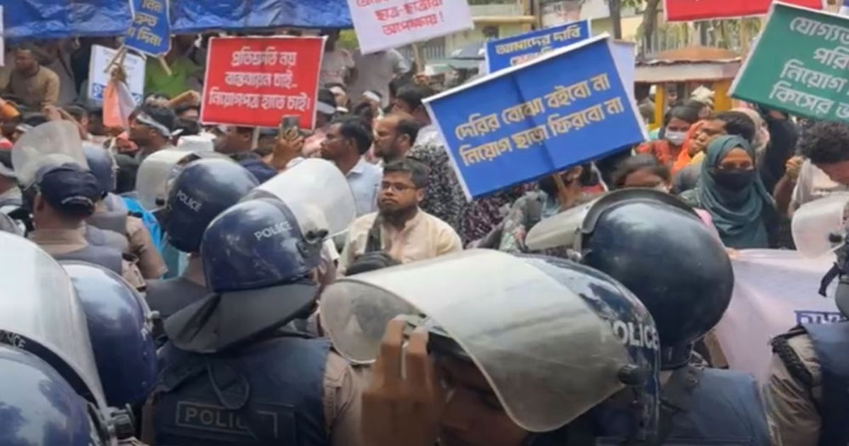 নিয়োগপত্রের দাবিতে ফের উত্তাল শাহবাগ, মুখোমুখি শিক্ষক-পুলিশ