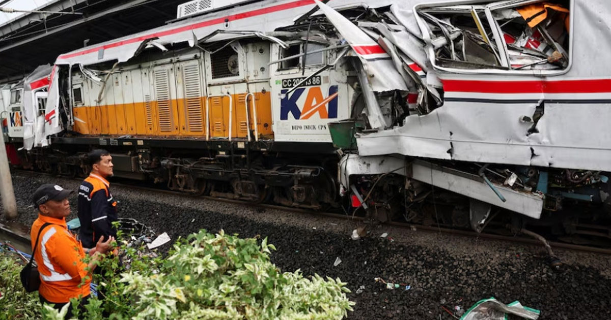 ইন্দোনেশিয়ায় দুই ট্রেনের সংঘর্ষে নিহত  ১৪