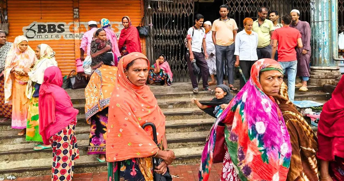 ছুটির দিনে থেমে নেই সংগ্রাম, কাজের আশায় রাস্তায় হাজারো শ্রমিক