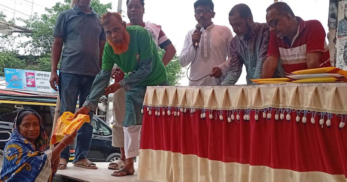নড়াইলে মহান মে দিবসে শ্রমিকদের অনুদান বিতরণ