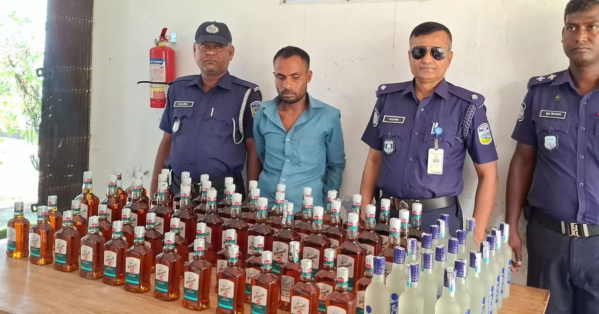 দুর্গাপুরে ৮০ বোতল ভারতীয় মদসহ মাদক ব্যবসায়ী আটক