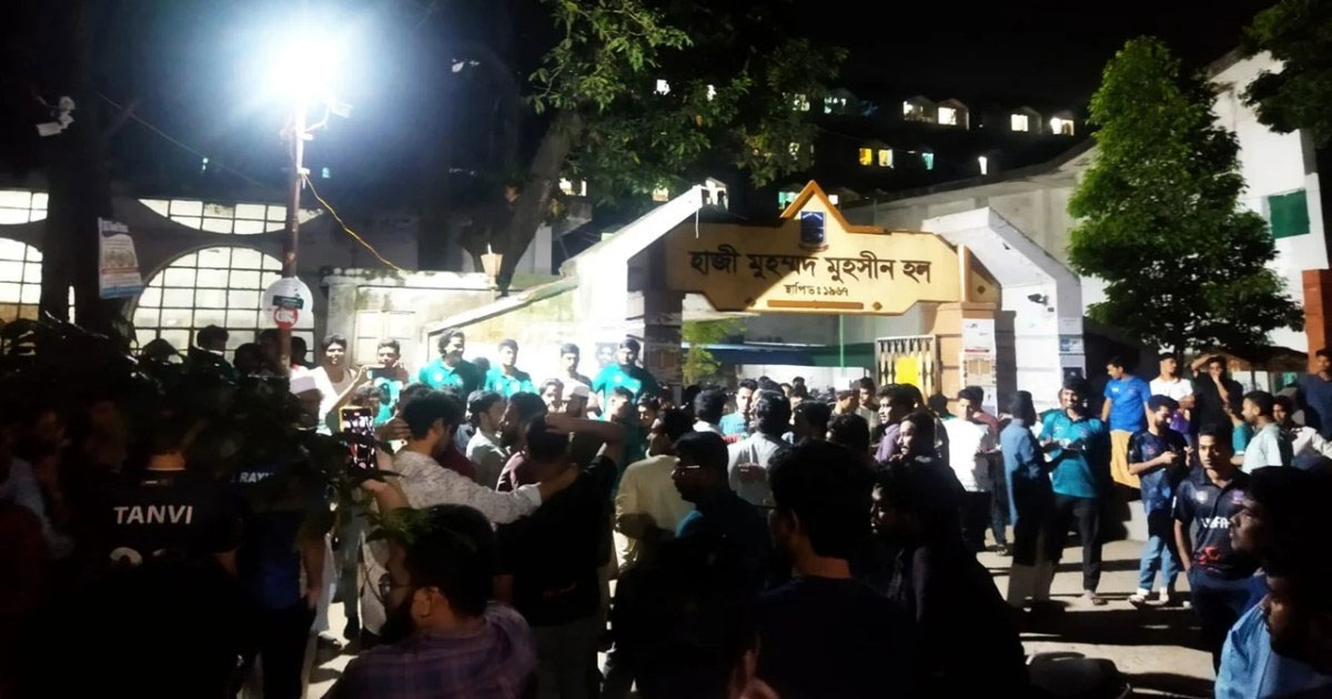 ঢাবি মুহসীন হলে ব্যানার টানানো নিয়ে উত্তেজনা