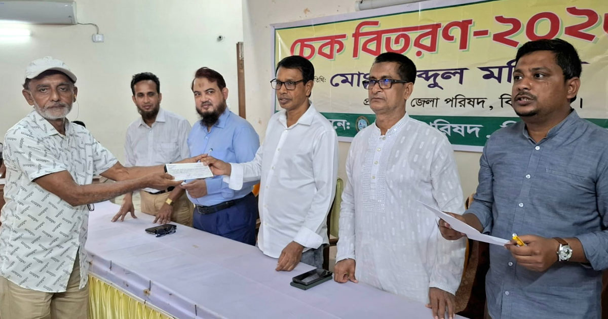 ঝিনাইদহে ধর্মীয় ও শিক্ষাপ্রতিষ্ঠানের উন্নয়নে প্রায় ২০ লাখ টাকার চেক বিতরণ