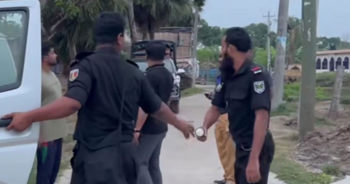 দৌলতপুরে অবৈধ সিগারেট কারখানায় র‍্যাবের অভিযান