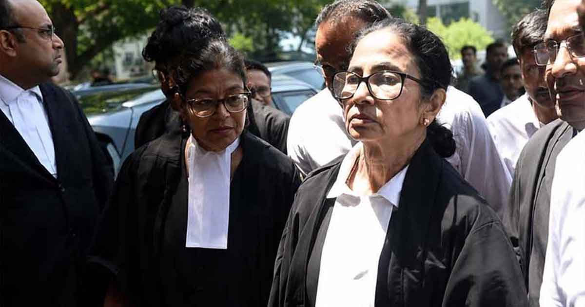 আইনজীবী বেশে আদালতে মমতা