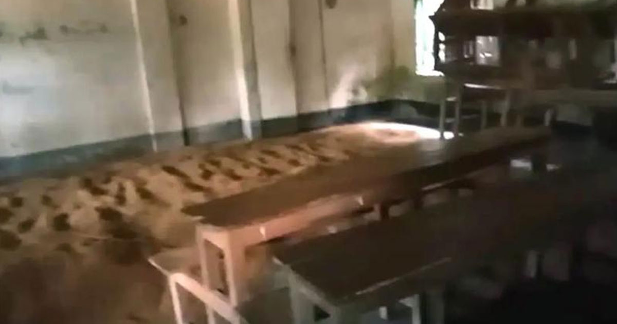 শ্রেণিকক্ষে ধান রেখে শিক্ষার্থীদের বের করে দিলেন সাবেক সভাপতি