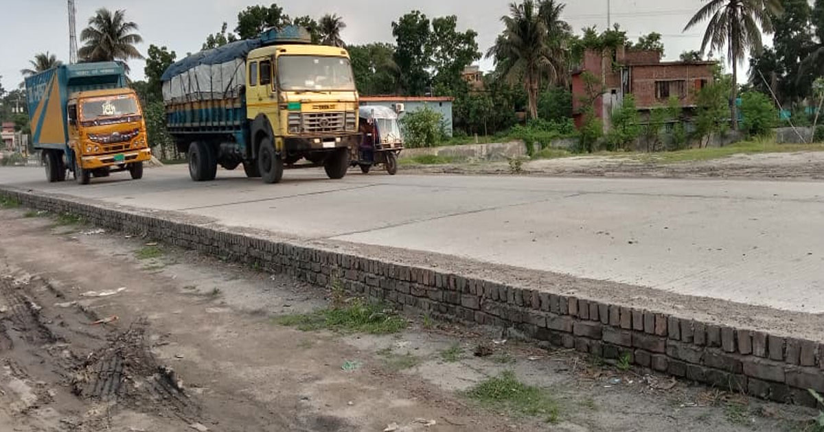 অভয়নগরে ঝুঁকিপূর্ণ অবস্থায় মহাসড়কের উন্মুক্ত কিনারা
