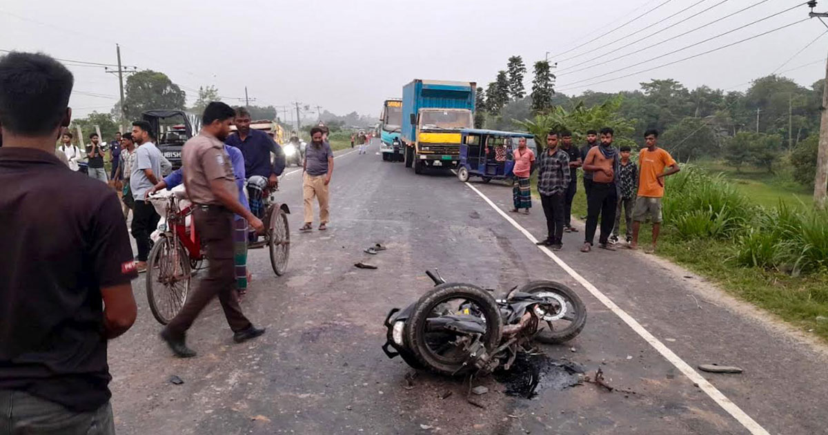 মানিকগঞ্জে গরুর ট্রাক–মোটরসাইকেলের মুখোমুখি সংঘর্ষে নিহত ১
