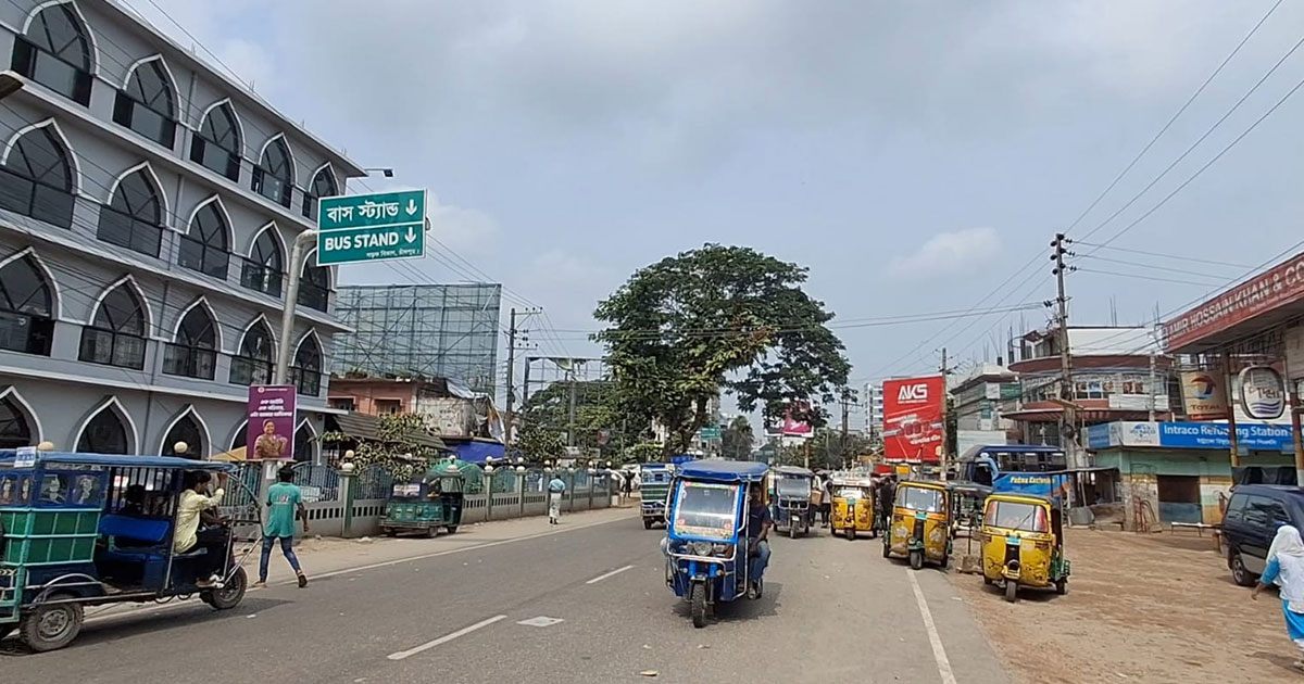 শ্রমিকদের ওপর হামলার ঘটনায় চাঁদপুর-কুমিল্লা রুটে বাস চলাচল বন্ধ