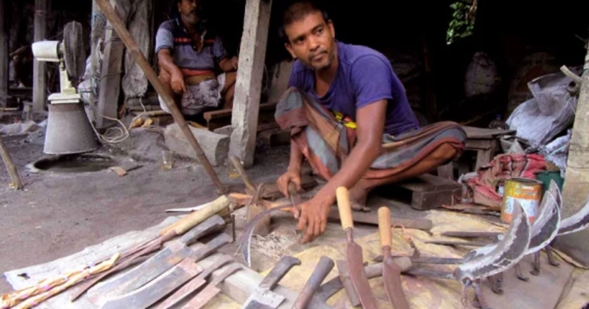 বেনাপোলে টুংটাং শব্দে মুখরিত কামারপল্লী