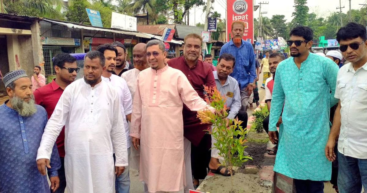 লক্ষ্মীপুর শহরের সৌন্দর্য বর্ধনে বিএনপির সভাপতির ফুলের গাছ রোপণ