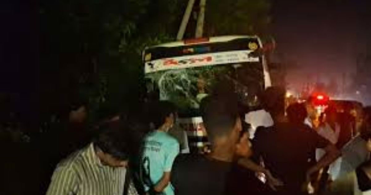 চট্টগ্রামে ভয়াবহ বাস-লেগুনা সংঘর্ষে নিহত ৩, আহত অন্তত ২০