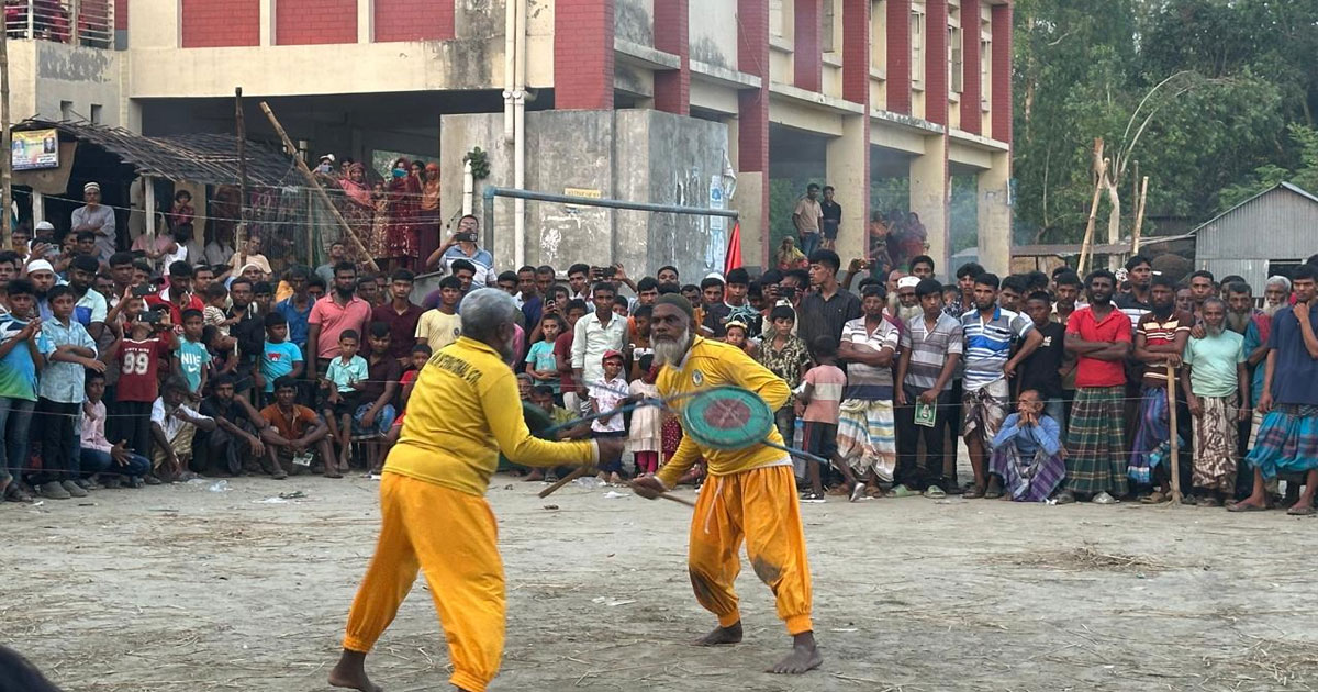 উল্লাপাড়ায় ঐতিহ্যবাহী লাঠি বারি খেলা অনুষ্ঠিত