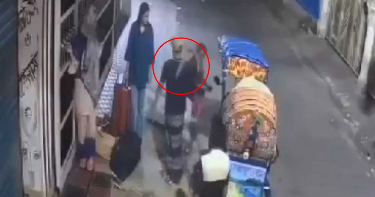 মোহাম্মদপুরে সিসি ক্যামেরায় ধরা পড়ল ছিনতাইয়ের ঘটনা, মামলা নেয়নি পুলিশ