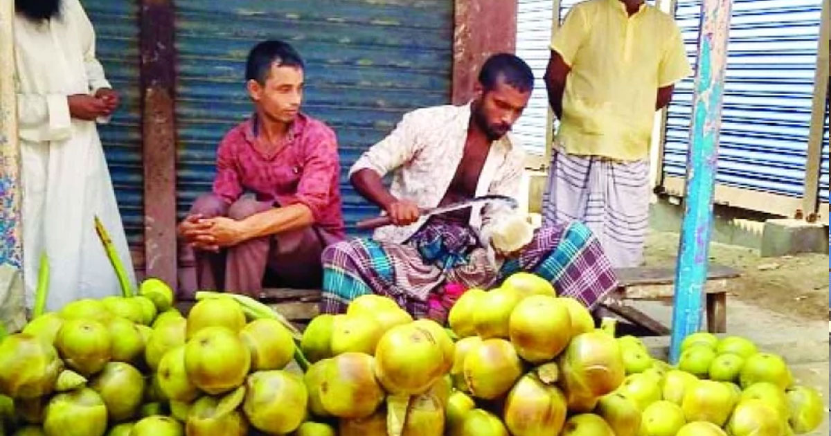 ঝিনাইদহের কোটচাঁদপুরে তালের শাঁসের দোকানে পথচারীদের ভিড়