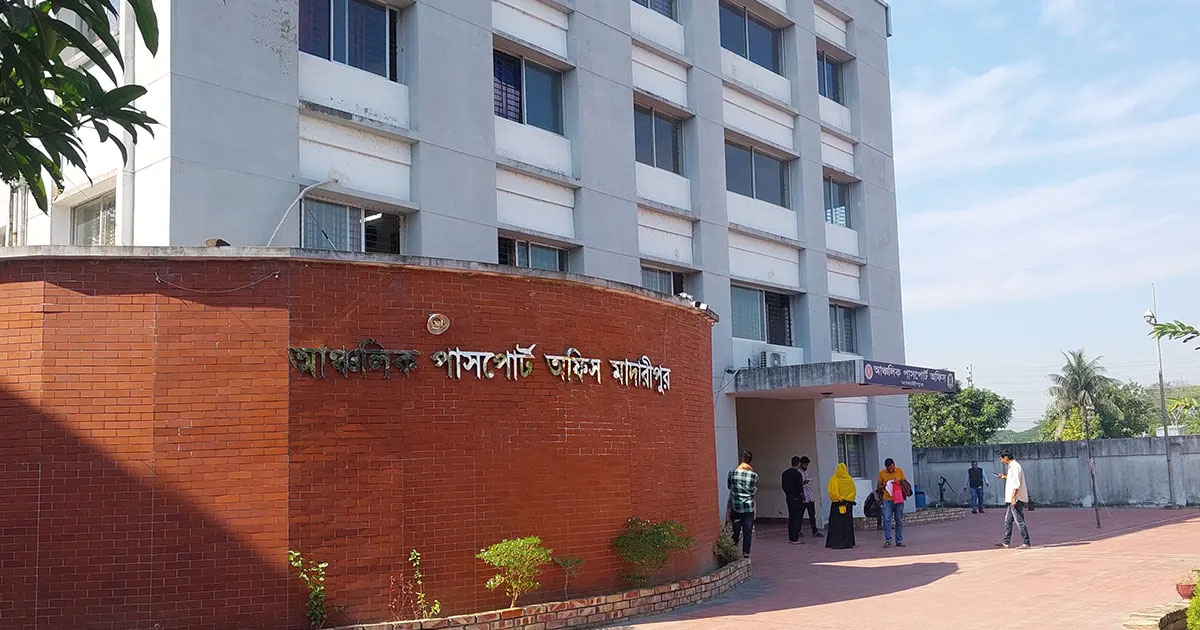 পাসপোর্ট অফিসে দালালের দৌরাত্ম্য, শেষ কবে?