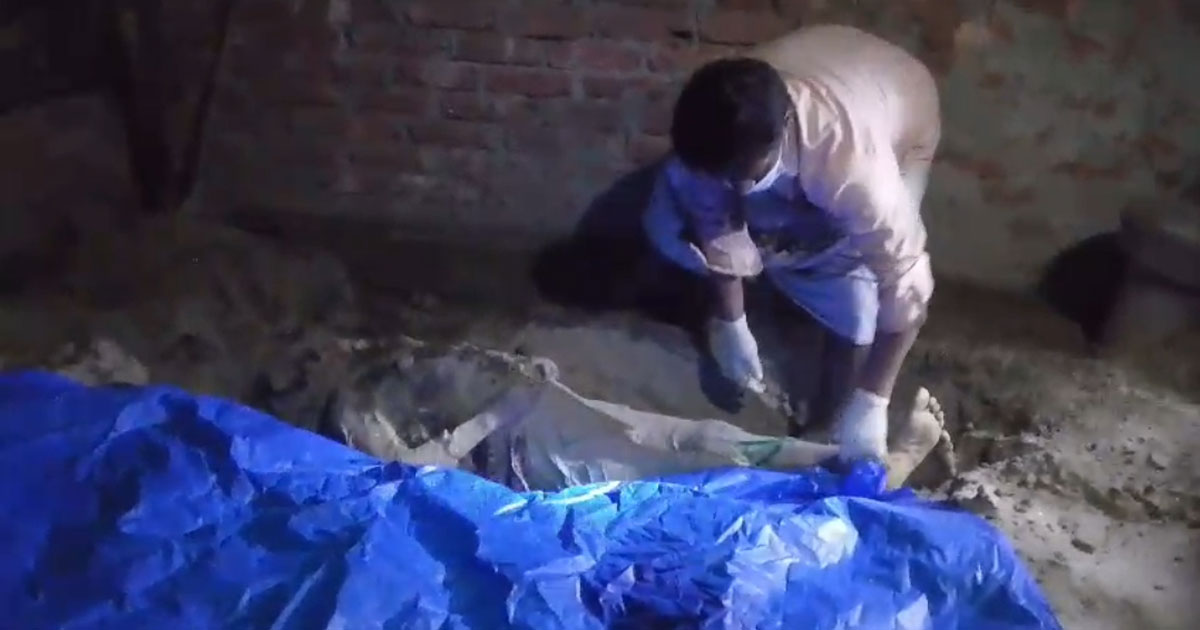 নীলফামারীতে ঘরের মেঝে খুঁড়ে মায়ের মরদেহ উদ্ধার, ছেলে পলাতক