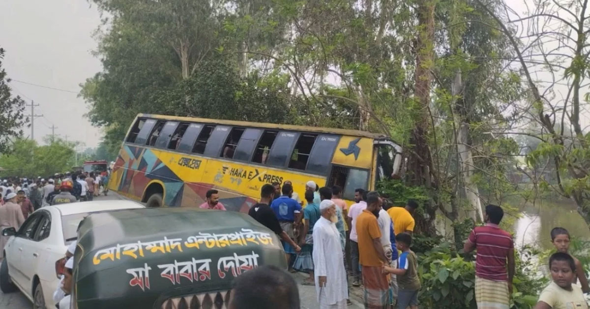 সিরাজগঞ্জে বাসচাপায় অটোভ্যানের ৩ যাত্রী নিহত