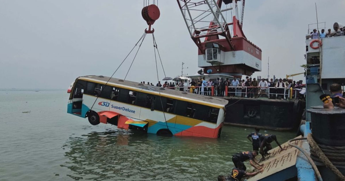 পদ্মা নদীতে পড়ে যাওয়া বাসটি উদ্ধার