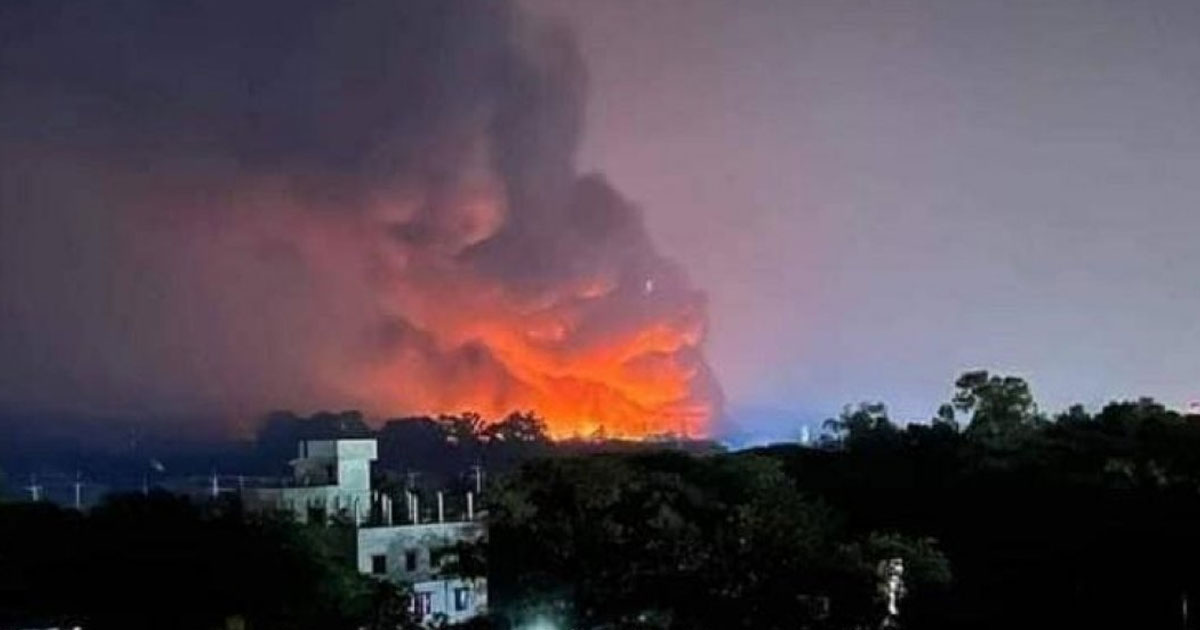 কনটেইনারের ভেতর ও পাশ থেকে আগুনের সূত্রপাত