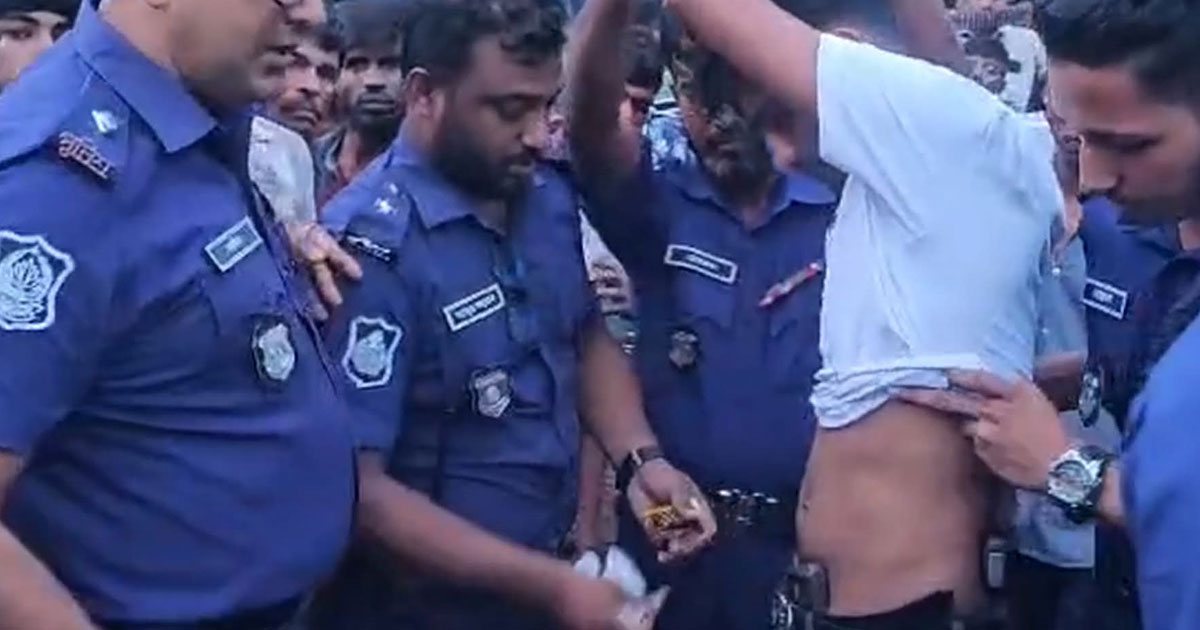 নোয়াখালীর বেগমগঞ্জে ৩টি পিস্তলসহ যুবক আটক