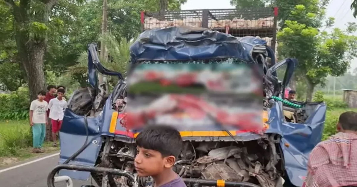 দাঁড়িয়ে থাকা ট্রাকের সঙ্গে পিকআপ ভ্যানের সংঘর্ষে নিহত ৪