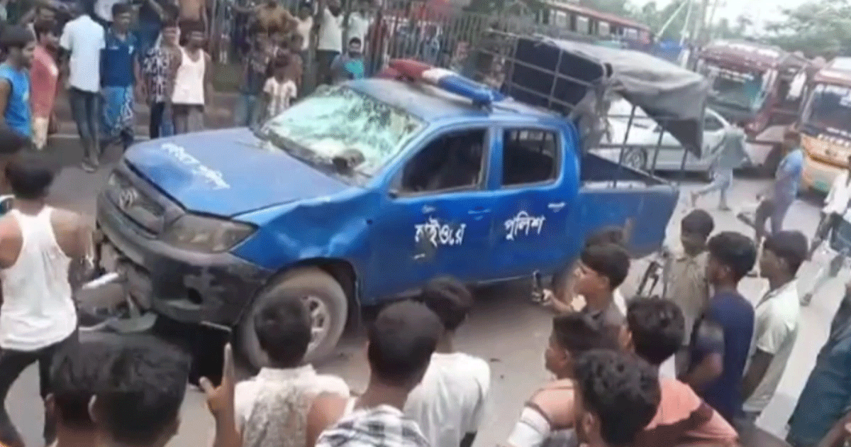 মহাসড়কে পুলিশের গাড়ি ভাঙচুর