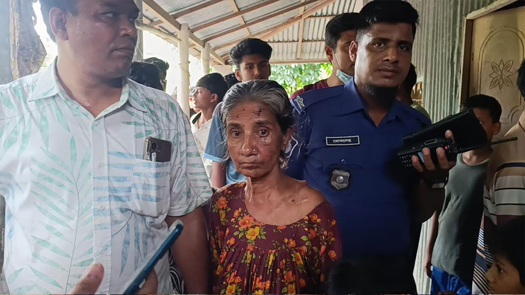 ৯৫ বছর বয়সী নারীকে কুপিয়ে হত্যার অভিযোগে মেয়ে আটক