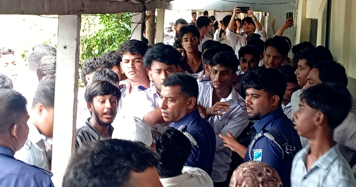 বান্ধবী নিয়ে পরীক্ষা কেন্দ্রে প্রবেশ করায় এনসিপি নেতার ওপর হামলা