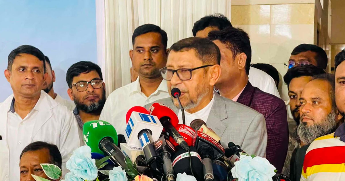 নারায়ণগঞ্জে হাসপাতালের অপরিচ্ছন্নতায় ক্ষুব্ধ স্বাস্থ্যমন্ত্রী