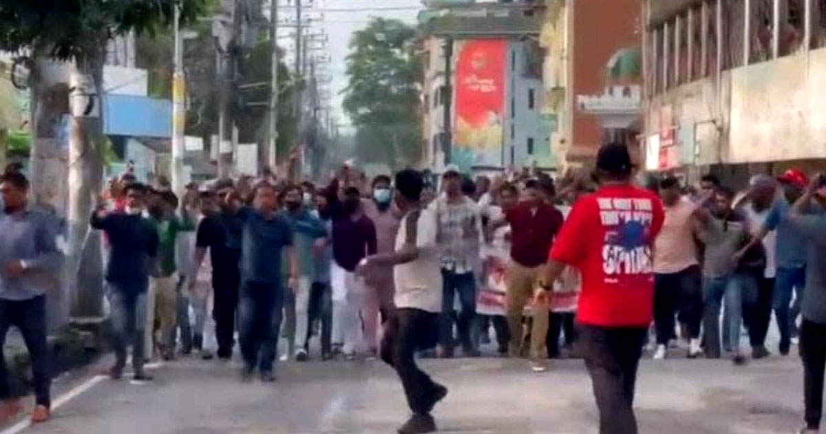 পুলিশের সামনেই আওয়ামী লীগের মিছিল, আটক ৪