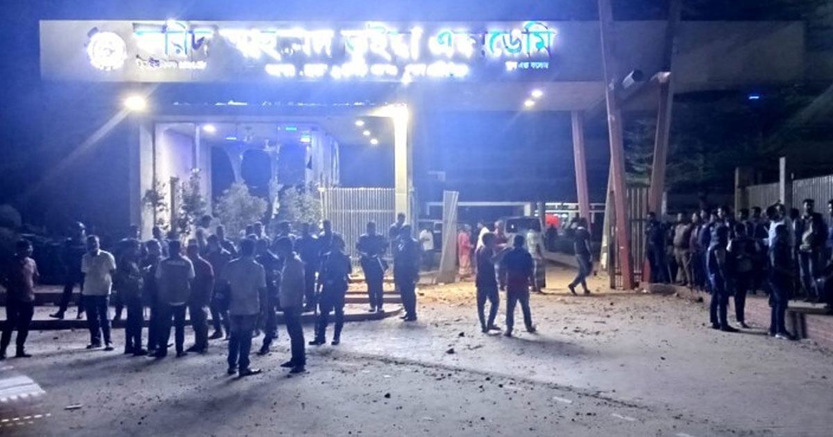 রামগঞ্জে শিক্ষার্থীর ঝুলন্ত মরদেহ উদ্ধার, ভাঙচুর উত্তেজনা