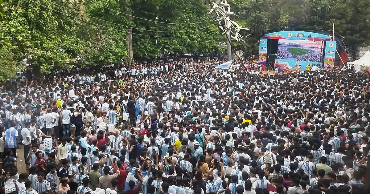 টিএসসিতে উৎসবের আমেজ, ভোর থেকেই সমর্থকদের ঢল