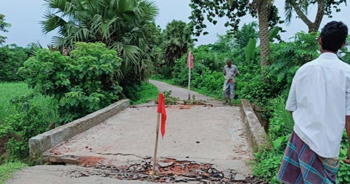 গাজীপুরে ঝুঁকিপূর্ণ সেতুতে বড় ফাটল, আতঙ্কে কয়েক গ্রামের মানুষ