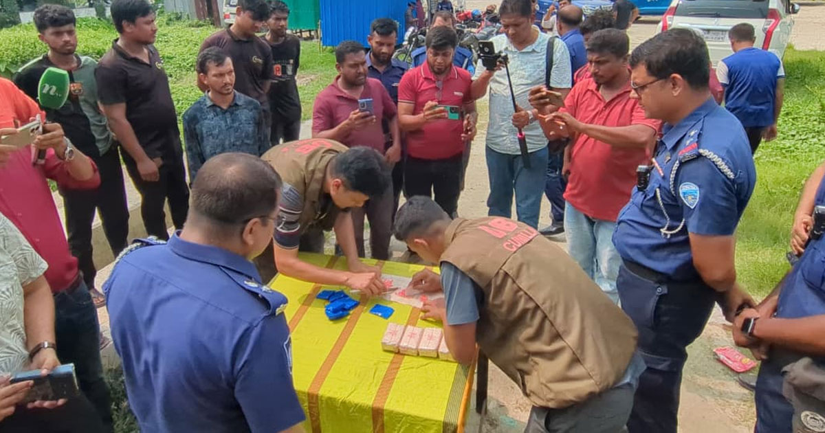 কুমিল্লায় কাভার্ডভ্যান থেকে ৫ কোটি টাকার ইয়াবা উদ্ধার, আটক ৫