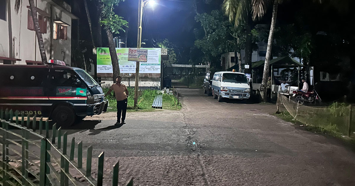 বাউফল স্বাস্থ্য কমপ্লেক্সে অ্যাম্বুলেন্স সিন্ডিকেটের দৌরাত্ব্যে অতিষ্ঠ রোগী