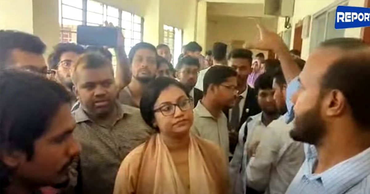 পরীক্ষা ও ফল প্রকাশে বিলম্বের প্রতিবাদে কুবির আইন বিভাগে তালা