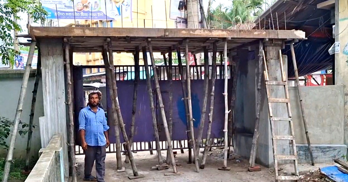 গেইট ও দেয়াল নির্মাণ করে পৌরসভার রাস্তা বন্ধ করে দিলেন আইনজীবী