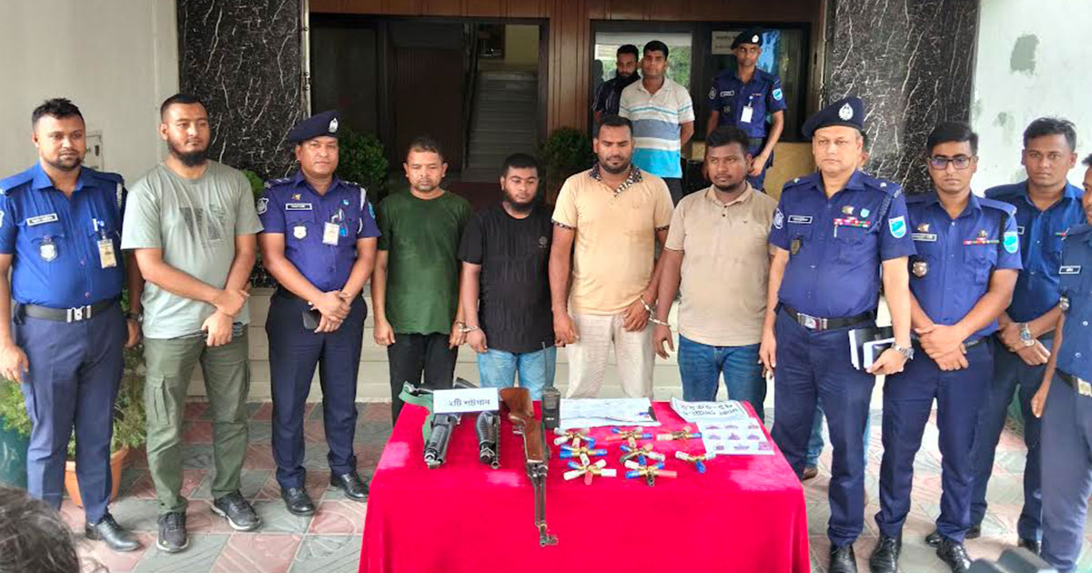 চাকরির প্রলোভন দেখিয়ে অস্ত্র লুটে, গ্রেপ্তার ৪