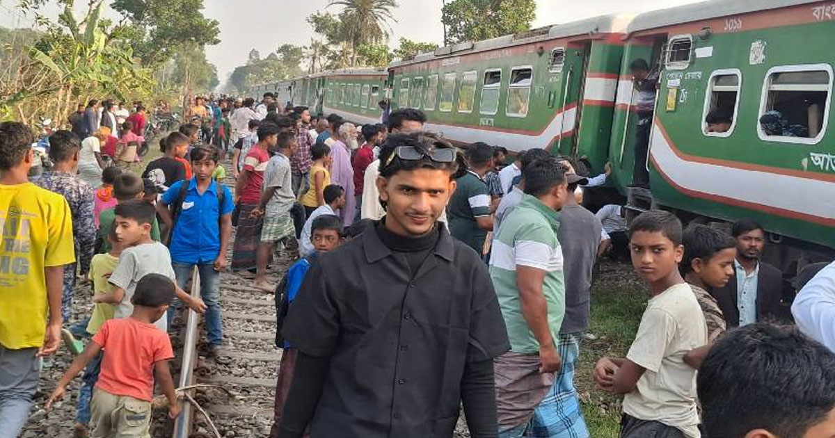 নাঙ্গলকোটে দুই ঘটনায় স্থবির ঢাকা-চট্টগ্রাম রেলপথ