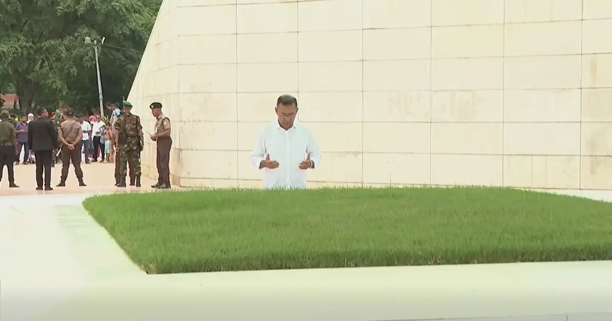দেশে ফিরেই বাবা-মায়ের কবর জিয়ারত করলেন প্রধানমন্ত্রী